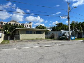 527 SW 10th St in Miami, FL - Building Photo - Building Photo