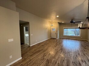 2066 Marsh Ln in Medford, OR - Building Photo - Building Photo