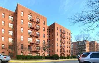 Pelham East in New Rochelle, NY - Building Photo - Building Photo