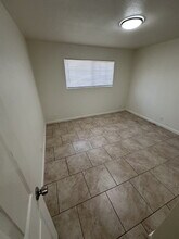76 E 12th St in Merced, CA - Foto de edificio - Building Photo