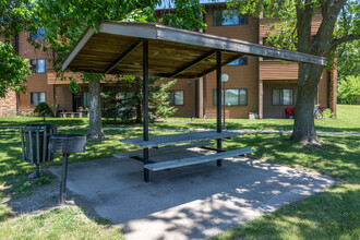 Grandview Square Apartments in Ames, IA - Foto de edificio - Building Photo