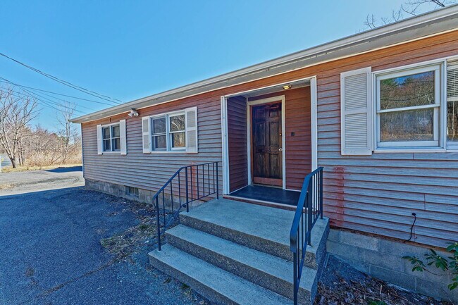 844 Burden Lake Rd in Averill Park, NY - Building Photo - Building Photo