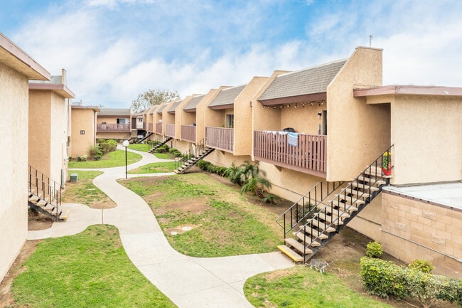 Village Meadows in Santa Ana, CA - Foto de edificio - Building Photo