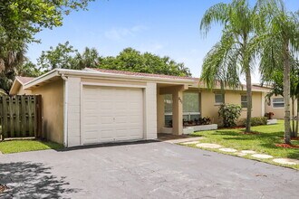 831 NW 43rd Ave in Coconut Creek, FL - Building Photo - Building Photo