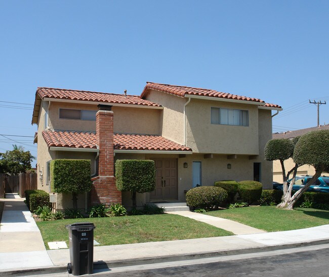16541 Hillview Cir in Huntington Beach, CA - Foto de edificio - Building Photo