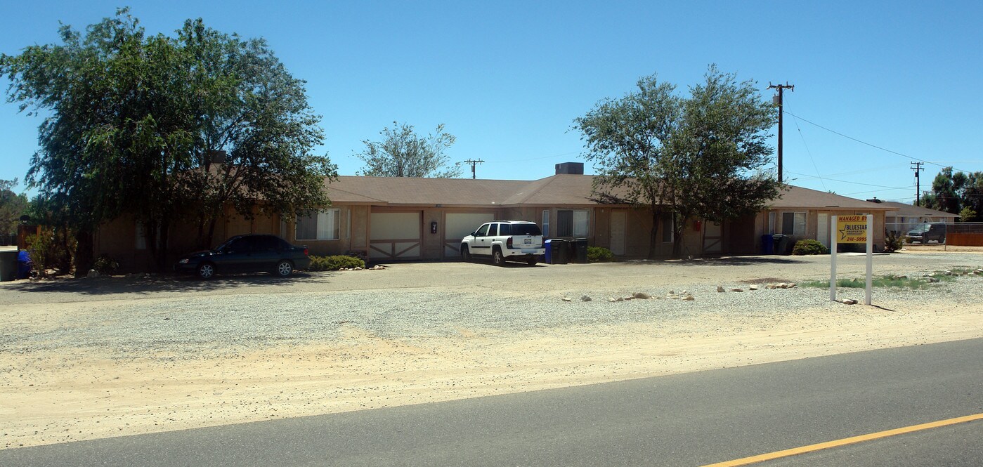 12850 Red Wing Rd in Apple Valley, CA - Foto de edificio