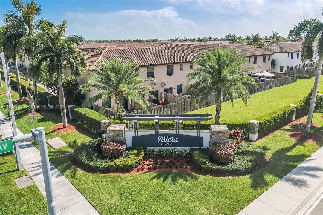 11413 SW 252nd Ter in Homestead, FL - Foto de edificio