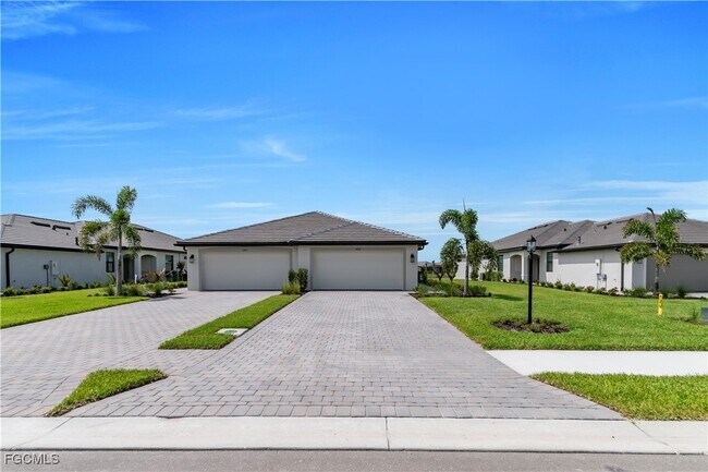 19553 Hinkley Dr in Estero, FL - Building Photo - Building Photo