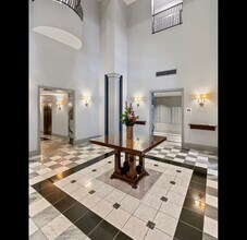 70 W Huron St, Unit 2401 in Chicago, IL - Foto de edificio - Building Photo