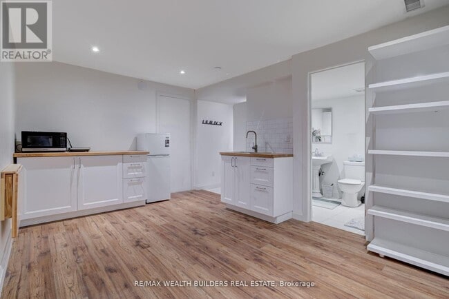 172 Indian Rd Crescent in Toronto, ON - Building Photo - Building Photo