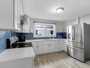 10 W Elm St, Unit A in Sanford, ME - Building Photo - Building Photo