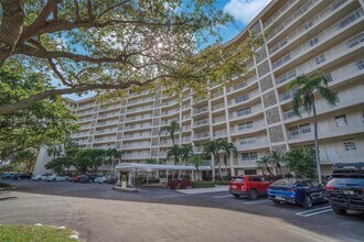 3507 Oaks Way in Pompano Beach, FL - Building Photo - Building Photo