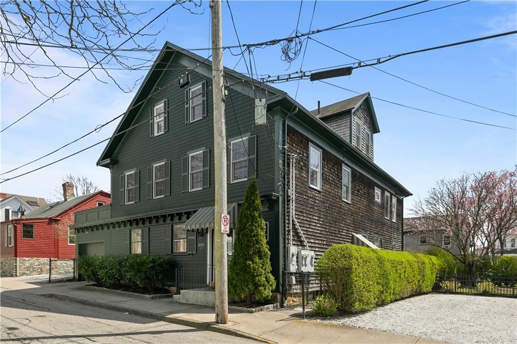 37 Lee Ave in Newport, RI - Building Photo