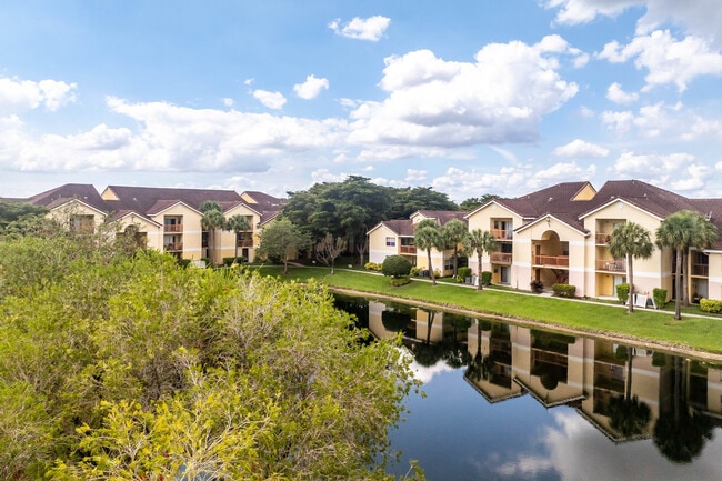 South Palm Place Condominium Homes in Tamarac, FL - Building Photo - Building Photo