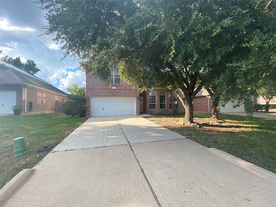 9210 Hidden Lake E Dr in Magnolia, TX - Building Photo