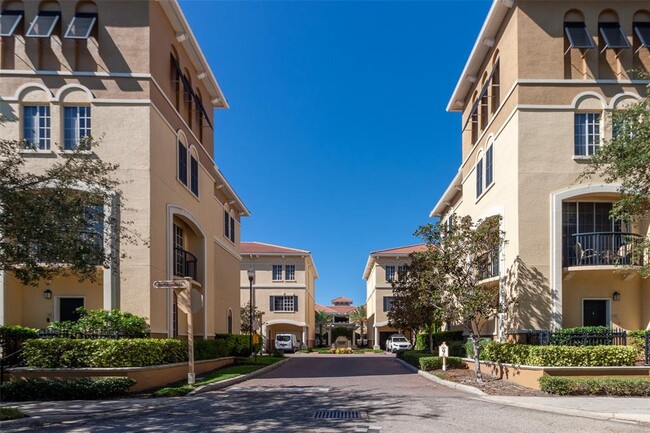 135 Grand Beach Pl in Tampa, FL - Building Photo - Building Photo