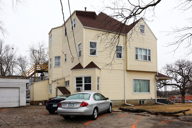 3102 Cottage Grove Ave in Des Moines, IA - Building Photo - Building Photo