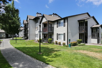 Serra Vista Apartment Homes in Lynnwood, WA - Foto de edificio - Building Photo