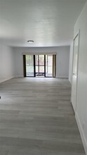 331 Lakeview Dr, Unit 101 in Weston, FL - Building Photo - Building Photo