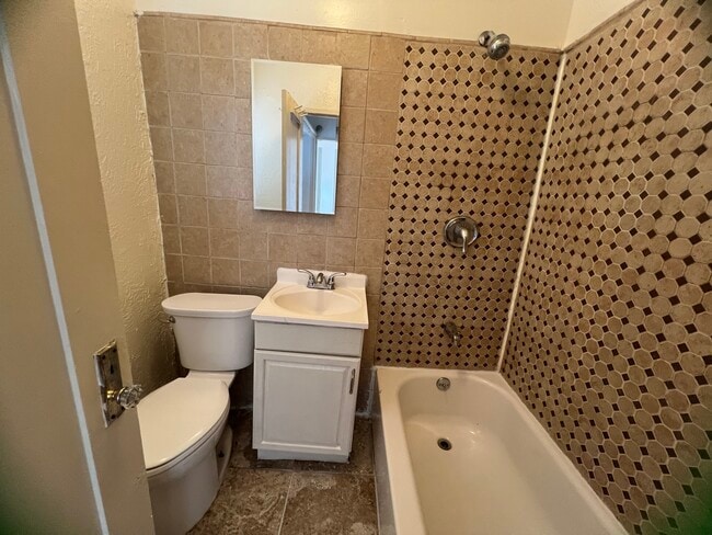 819 N Alta Vista Blvd, Unit 2 in Los Angeles, CA - Building Photo - Building Photo