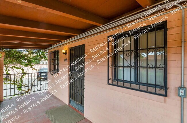 947 N Alvernon Way in Tucson, AZ - Foto de edificio - Building Photo