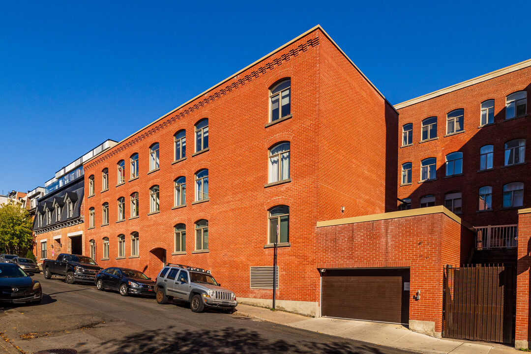 2025 Clark Rue in Montréal, QC - Building Photo