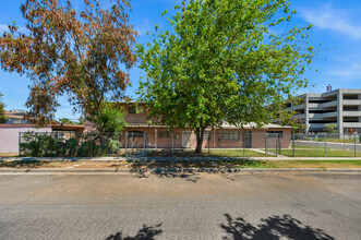 2118 N Glenn Ave in Fresno, CA - Foto de edificio - Building Photo