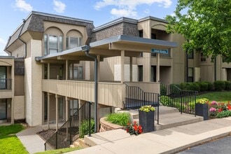 Chesterfield Place in Chesterfield, MO - Building Photo - Building Photo