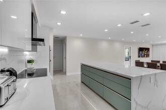 1045 Hollywood Blvd in Hollywood, FL - Building Photo - Building Photo