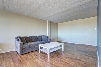2225 Buchtel Blvd S in Denver, CO - Building Photo - Building Photo