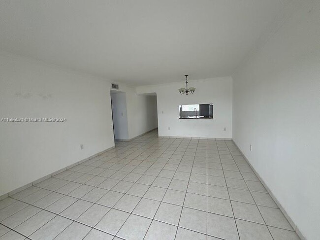 15969 NW 64th Ave in Hialeah, FL - Foto de edificio - Building Photo