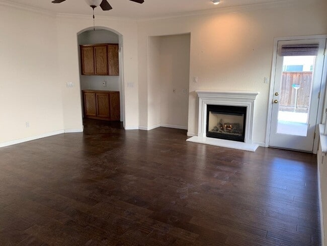 805 Vía Rosa in Los Banos, CA - Building Photo - Building Photo