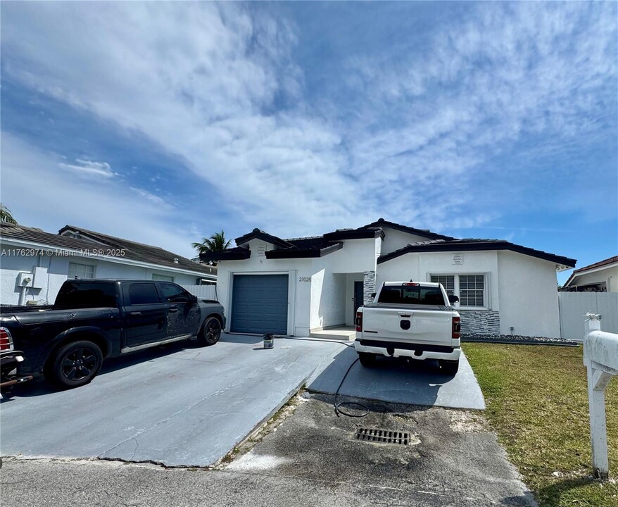 21025 SW 85th Pl in Cutler Bay, FL - Building Photo