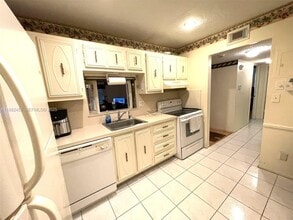 4151 NW 41st St in Lauderdale Lakes, FL - Building Photo - Building Photo