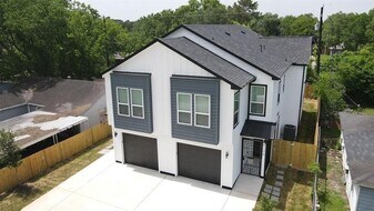 5126 Lyndhurst Dr in Houston, TX - Building Photo