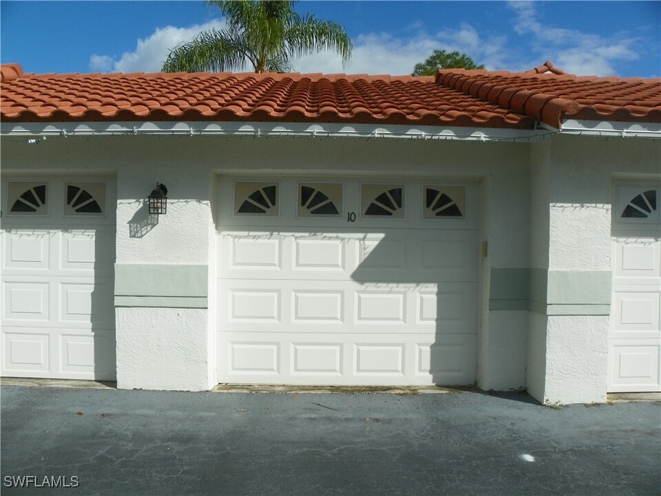 448 Gabriel Cir in Naples, FL - Building Photo