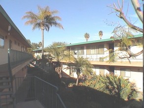 Rancho La Mesa in La Mesa, CA - Foto de edificio - Building Photo