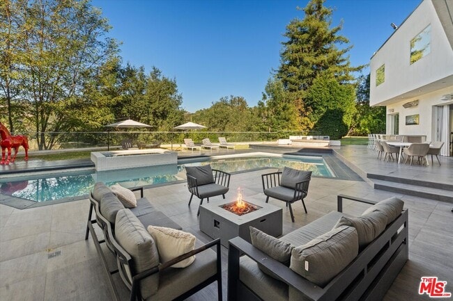 2666 Hutton Dr in Beverly Hills, CA - Building Photo - Building Photo