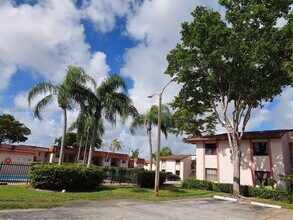 860 NE 209th Terrace in Miami, FL - Building Photo - Building Photo