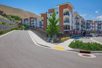 Seasons at Southpoint in Draper, UT - Foto de edificio - Building Photo