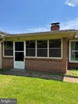 21 E Loudoun St in Round Hill, VA - Building Photo