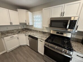 13661 Kingston St in Oak Park, MI - Building Photo - Building Photo