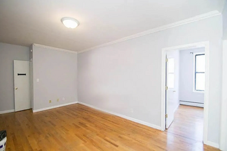 40-4-40-36 36th Ave in Queens, NY - Foto de edificio - Building Photo