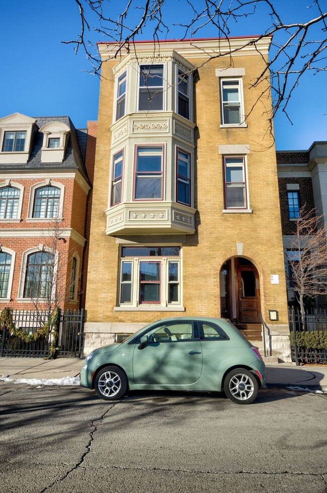 property at 638 W Drummond Pl
