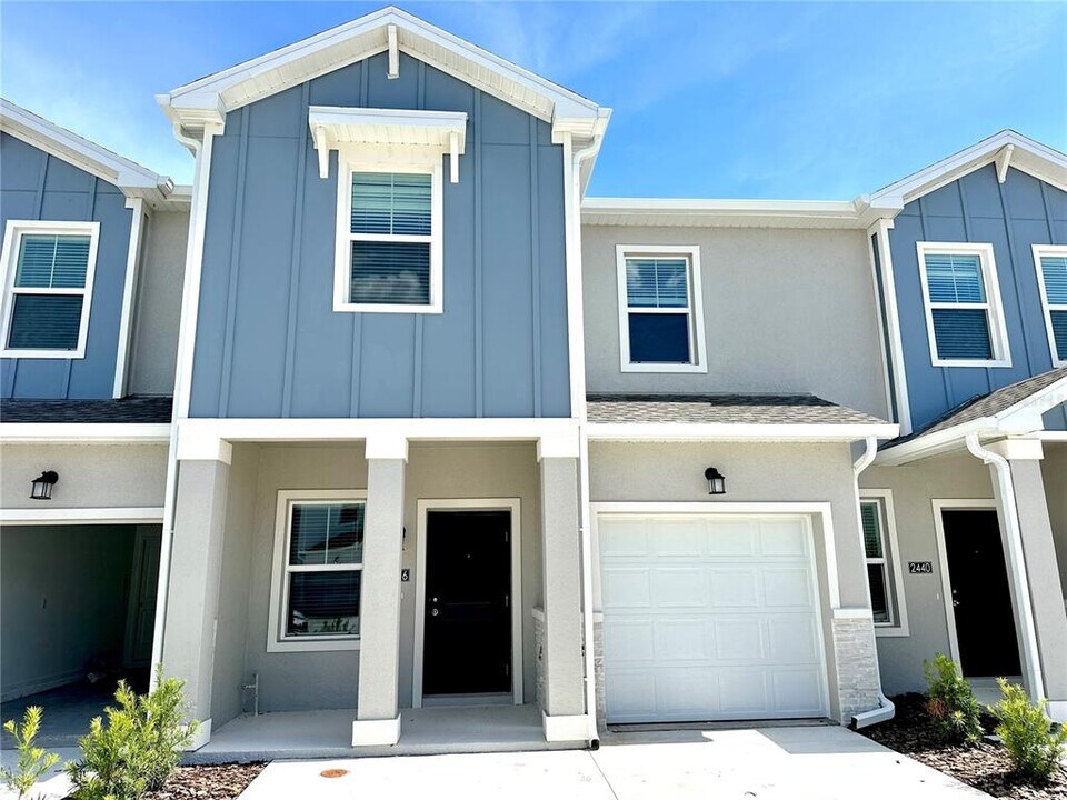 2432 Skyline Lp in Kissimmee, FL - Building Photo