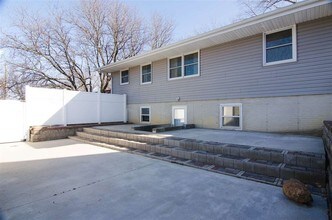 1003 Olive St in Cedar Falls, IA - Building Photo - Building Photo