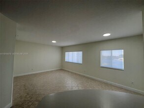 10720 NW 66th St, Unit 308 in Doral, FL - Foto de edificio - Building Photo
