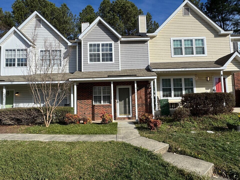 9107 Charminster Ct in Charlotte, NC - Foto de edificio
