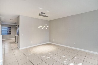 389 NE 208th Terrace in North Miami Beach, FL - Foto de edificio - Building Photo