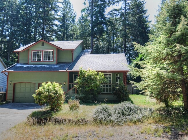 property at 7643 Kittiwake Dr SE